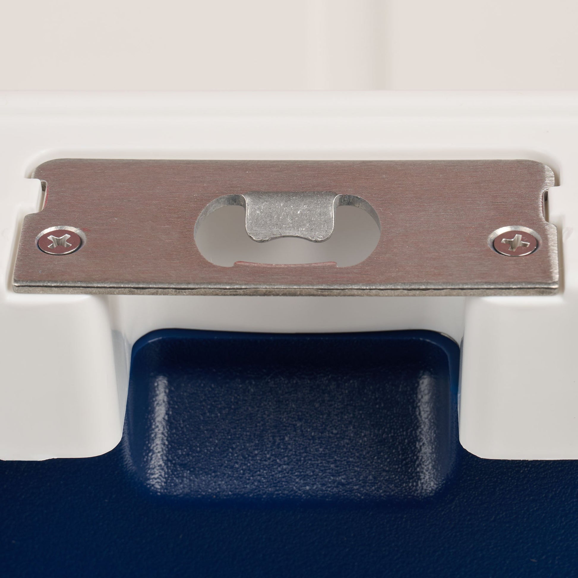 trailmate-75-qt-roller-cooler-y6 00035111-BO.jpg